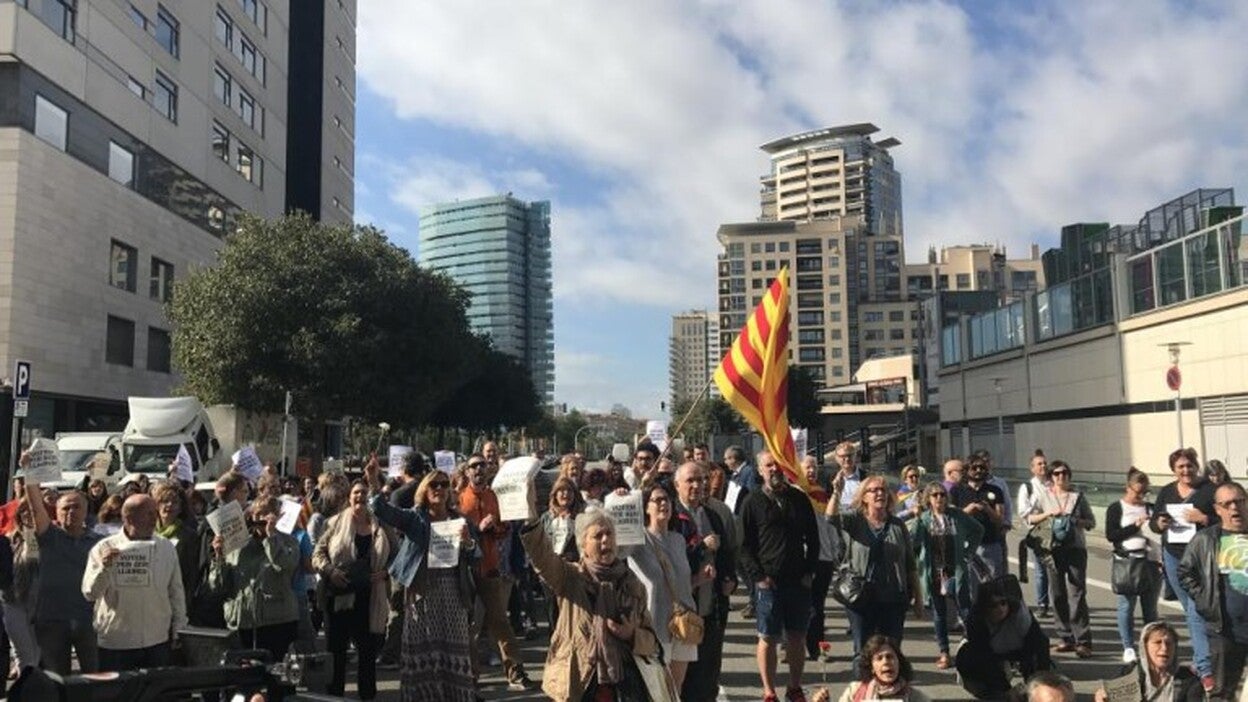 Los concentrados impiden a la Guardia Civil abandonar la zona