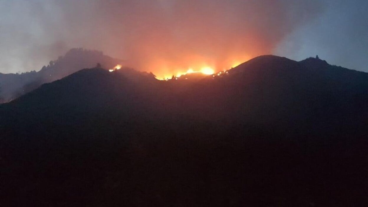 Así estaba el incendio al anochecer el miércoles en Las Lagunetas.