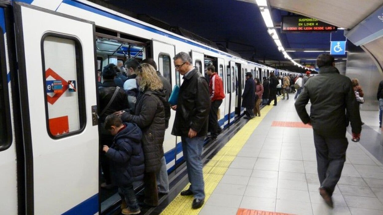 Detenidos tras disparar una pistola simulada en el Metro de Madrid