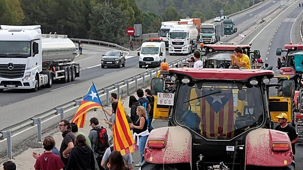 52 carreteras cortadas en Cataluña por la huelga general. /  Efe