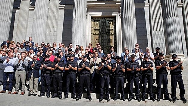 Agentes de policía se manifiestan ante el Congreso en apoyo a los desplegados en Cataluña. / Efe