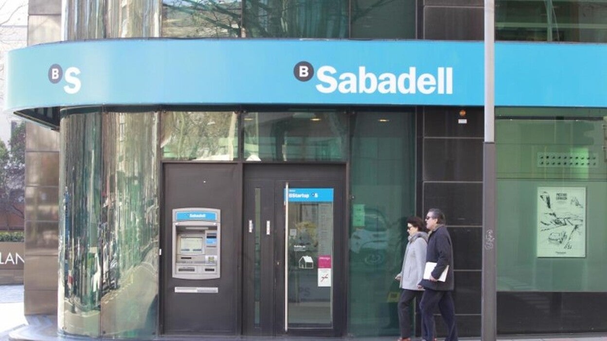 Sabadell y La Caixa salen de Cataluña
