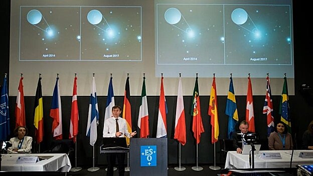 El físico Stephen Smartt (c) explica el hallazgo en Garching (Alemania). / Efe