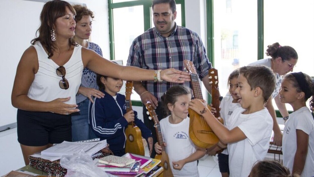 Teguise entrega 20 timples a los colegios de Guatiza y Soo