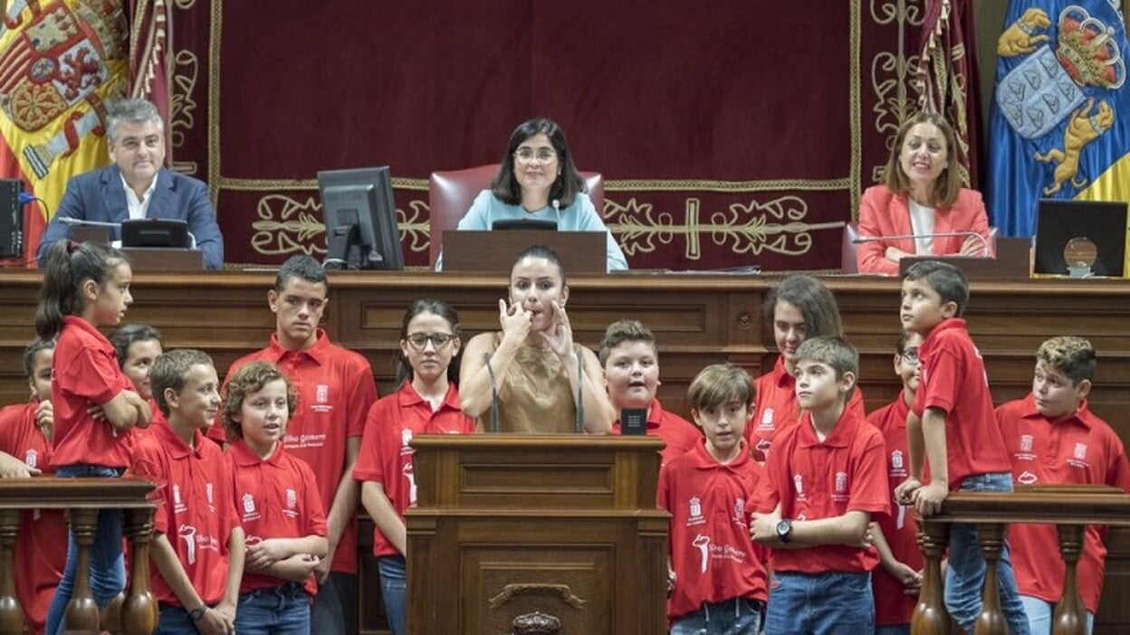El silbo gomero sonó en el Parlamento canario