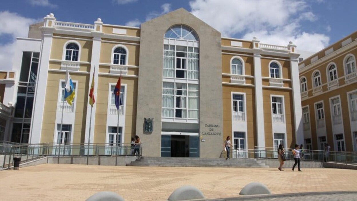 El Cabildo dedica 652.350 euros al carburante de su parque móvil