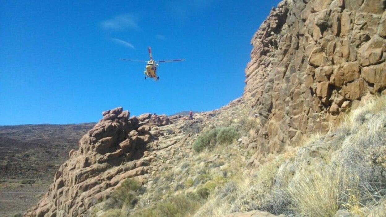 Rescate en helicóptero de un escalador herido en el Teide