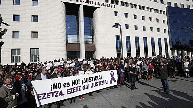 Manifestación en la puerta de los juzgados de Pamplona. / Efe