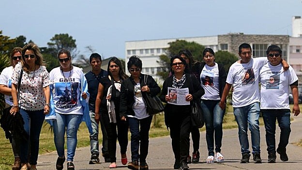 Argentina descarta vida en el submarino y familiares exigen su rescate