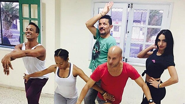 Cuerpo de baile con Santana, que interpreta a Herodes.