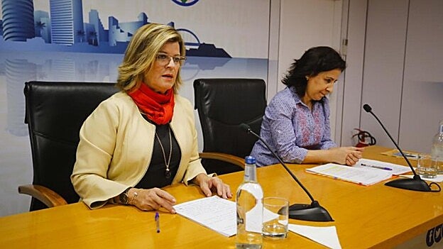 La concejala Inmaculada Medina, y la veterinaria Juana María Mangas. /  C7