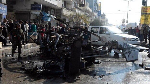 Al menos ocho personas murieron y varias resultaron heridas este miércoles al estallar una microbús en Homs (Siria). / Efe