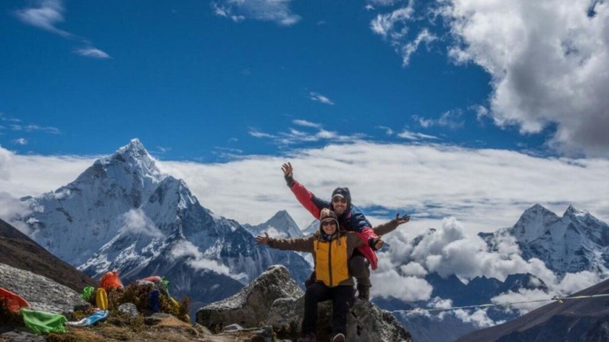 Cristina y Ginés coronan el Everest