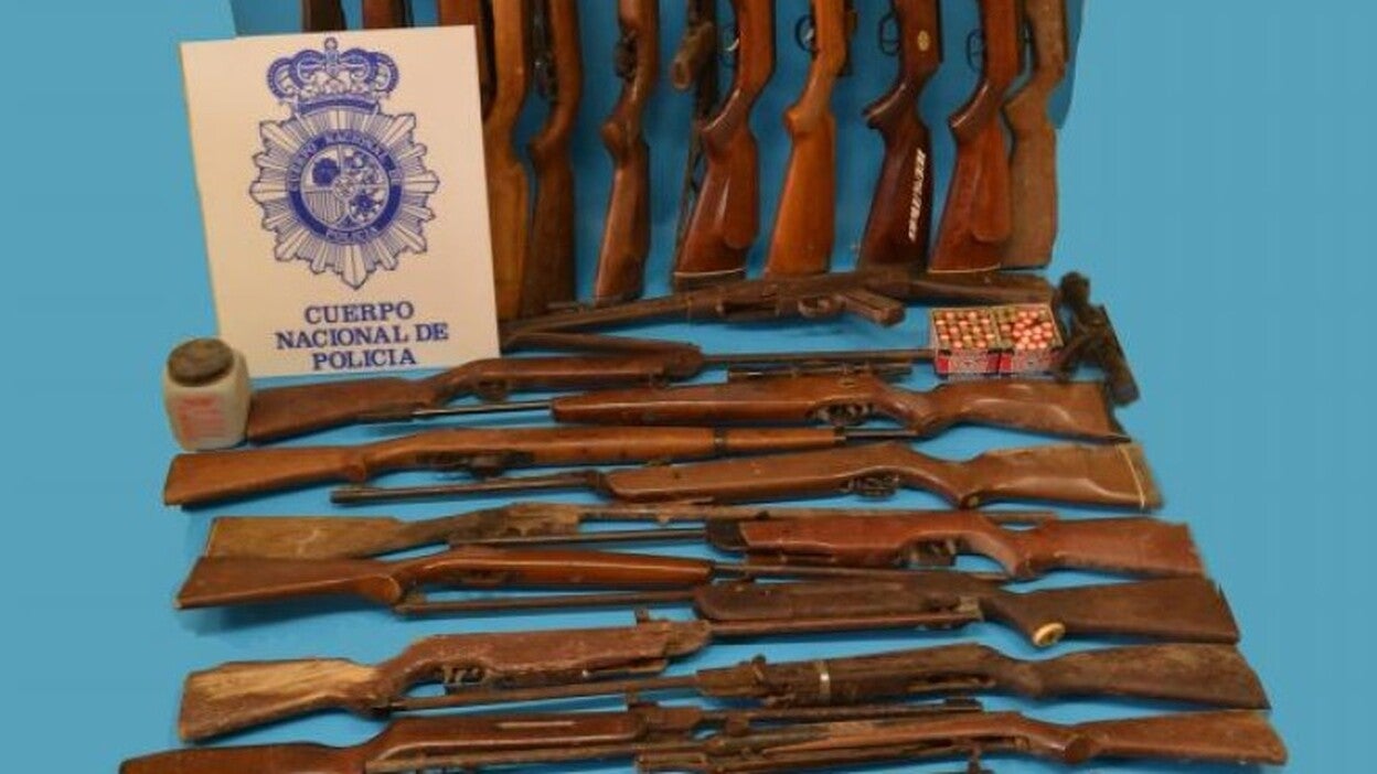 Hallan un cadáver en una vivienda de Linares junto a varios explosivos y armas