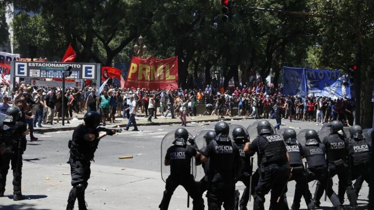 Argentina reforma las pensiones tras horas de violencia en las calles