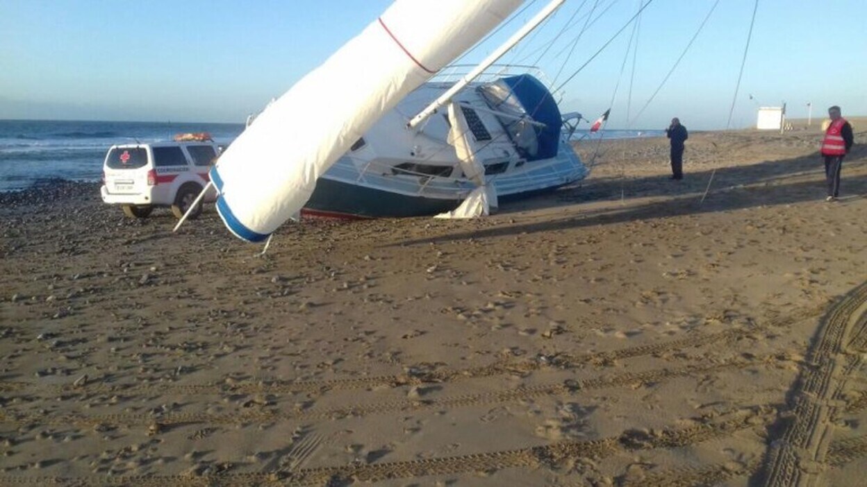 El velero, varado en la arena de la punta de Maspalomas