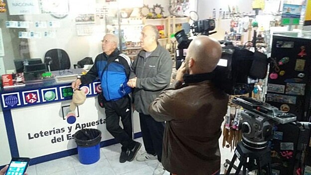 La Administración de la calle Tomás Miller, animada tras repartir un quinto premio de la  Lotería de Navidad . /  Juan Carlos Alonso