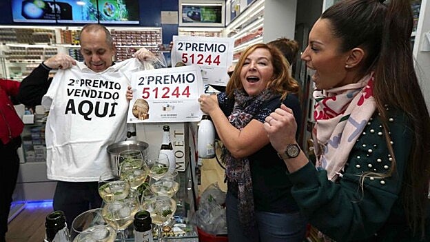 Celebración del segundo premio en la administración de la calle Ripoche en Las Palmas de Gran Canaria. / Efe