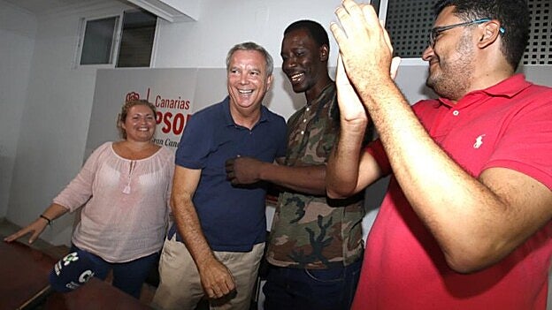 A la derecha, Miguel Ángel Pérez en las primarias insulares. /  FRANCISCO SOCORRO