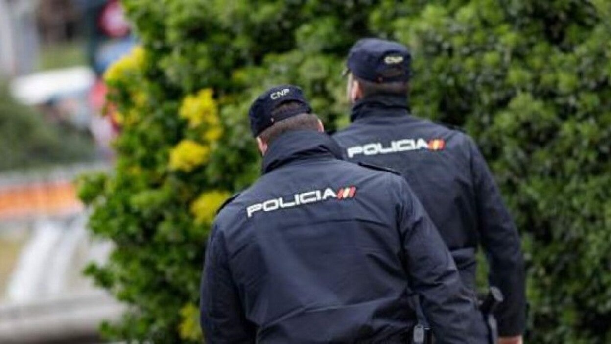 Lo pillan conduciendo sin carné y con matrícula modificada