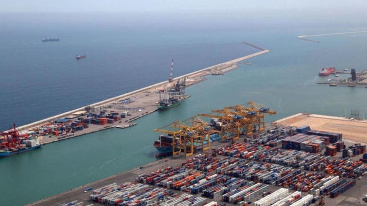 Un ferry choca contra un crucero en Barcelona