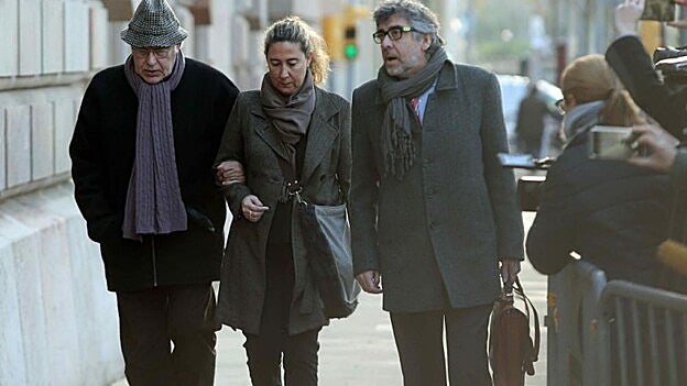 El exvicepresidente del Palau Jordi Montull (i), su hija Gemma Montull, ex directora financiera del Palau y su abogado Jordi Pina, este lunes. /  Efe