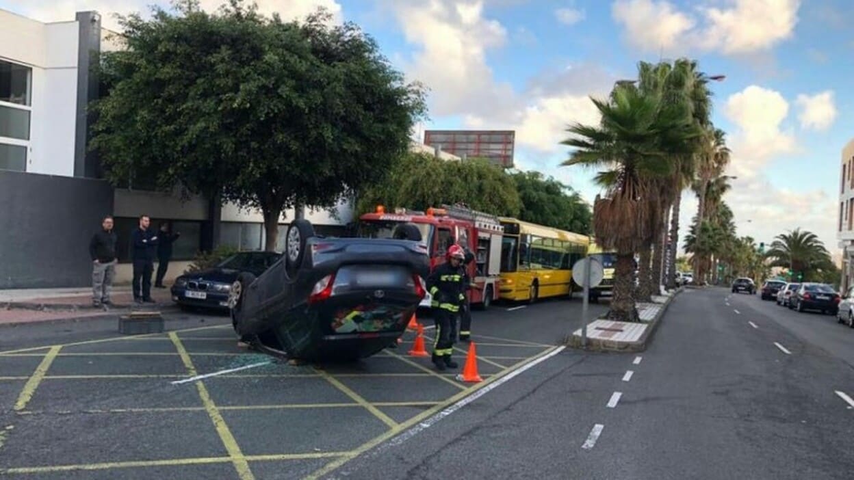 Sale ilesa tras volcar su coche en Escaleritas