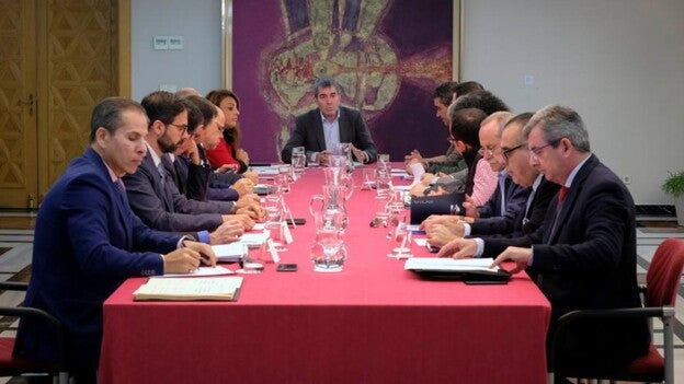 Gobierno, patronal y sindicatos firman un pacto con 165 medidas