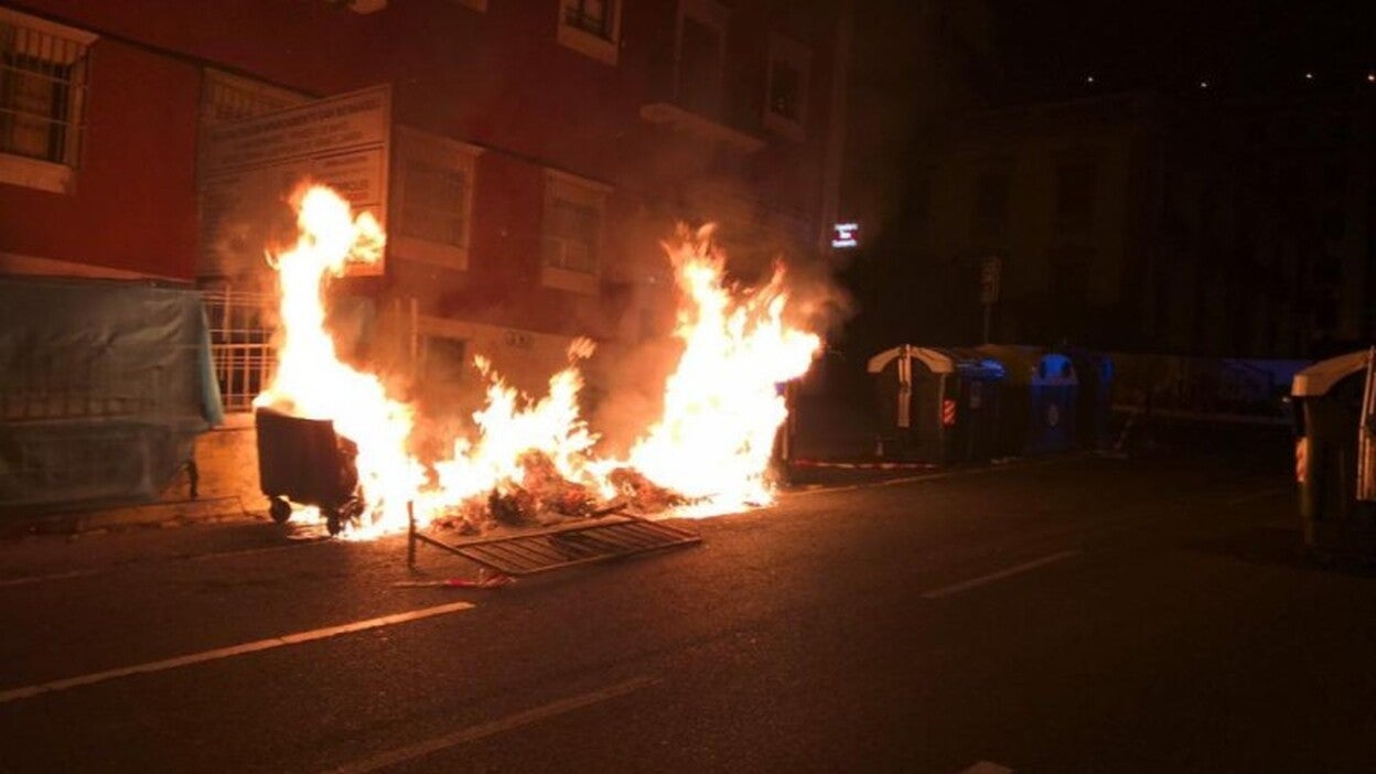 Arden contenedores en San Bernardo