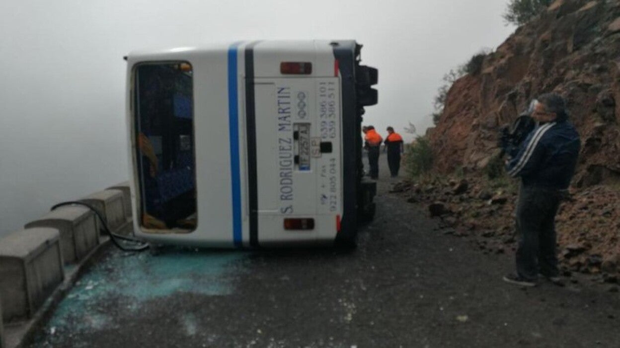 Vuelco lateral de una guagua en la zona de Arguayoda
