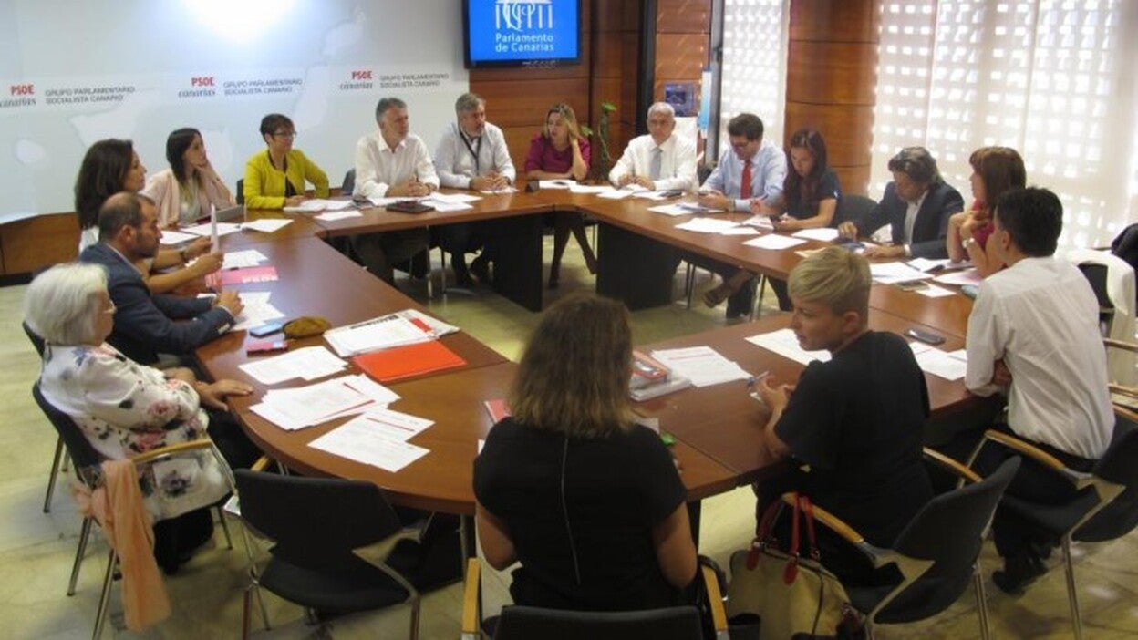 Diputados del PSC reclaman más beligerancia contra Negrín