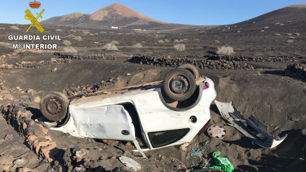 Abandona su coche accidentado en una zona protegida