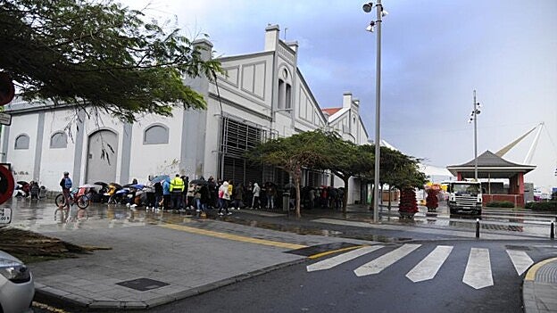 Colas para la compra de entradas. /  Gerardo Montesdeoca