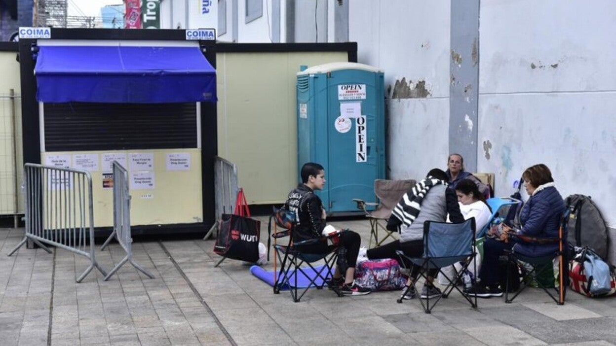 Colas para hacerse con entradas para la gala ‘drag queen’