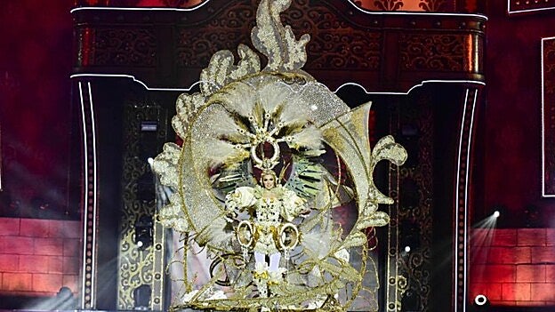 Olivia Alonso, presentada por Alcampo, tercera dama de honor. /  Arcadio Suárez