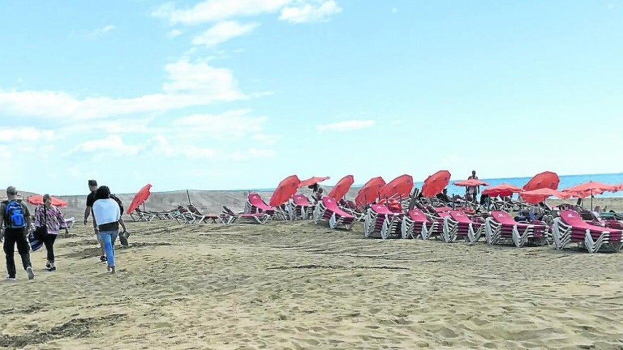 El turismo disfruta de hamacas y sombrillas nuevas en el Sur