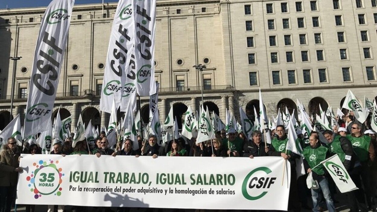 Los empleados del Estado en las islas ganan un 9% menos