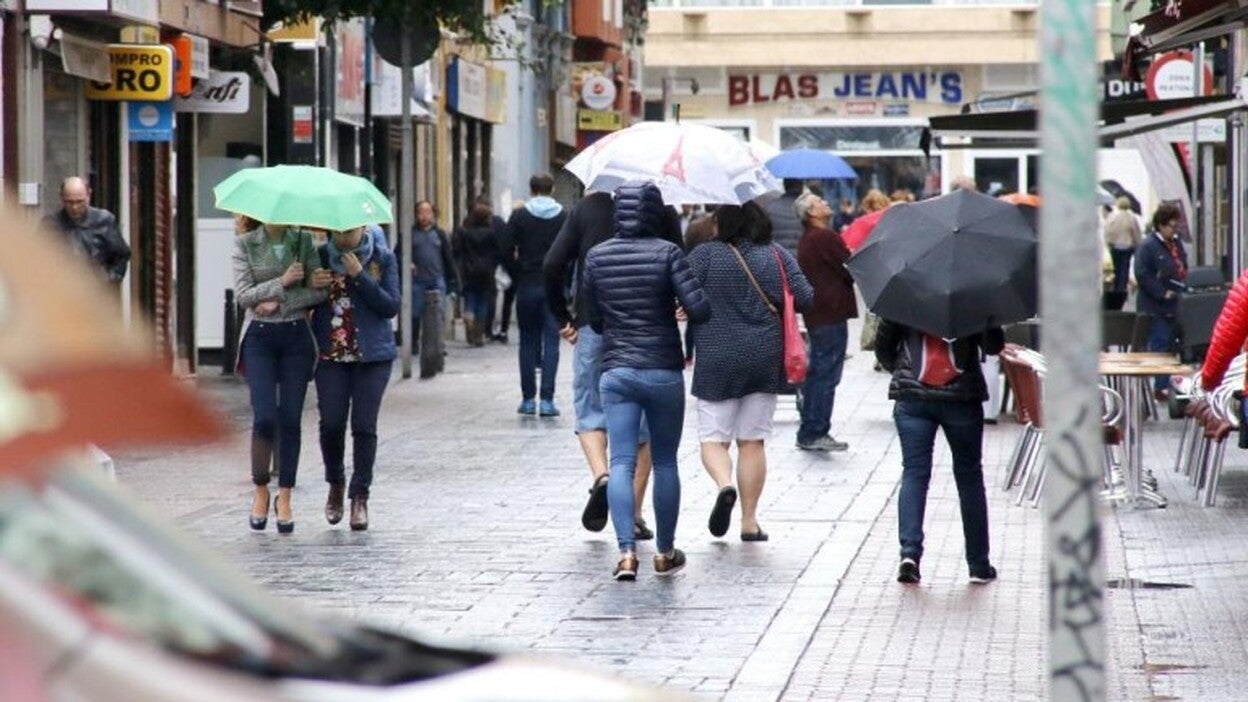 La lluvia moja la capital grancanaria