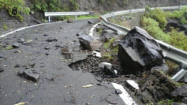 Piedras y árboles caídos en la cumbre