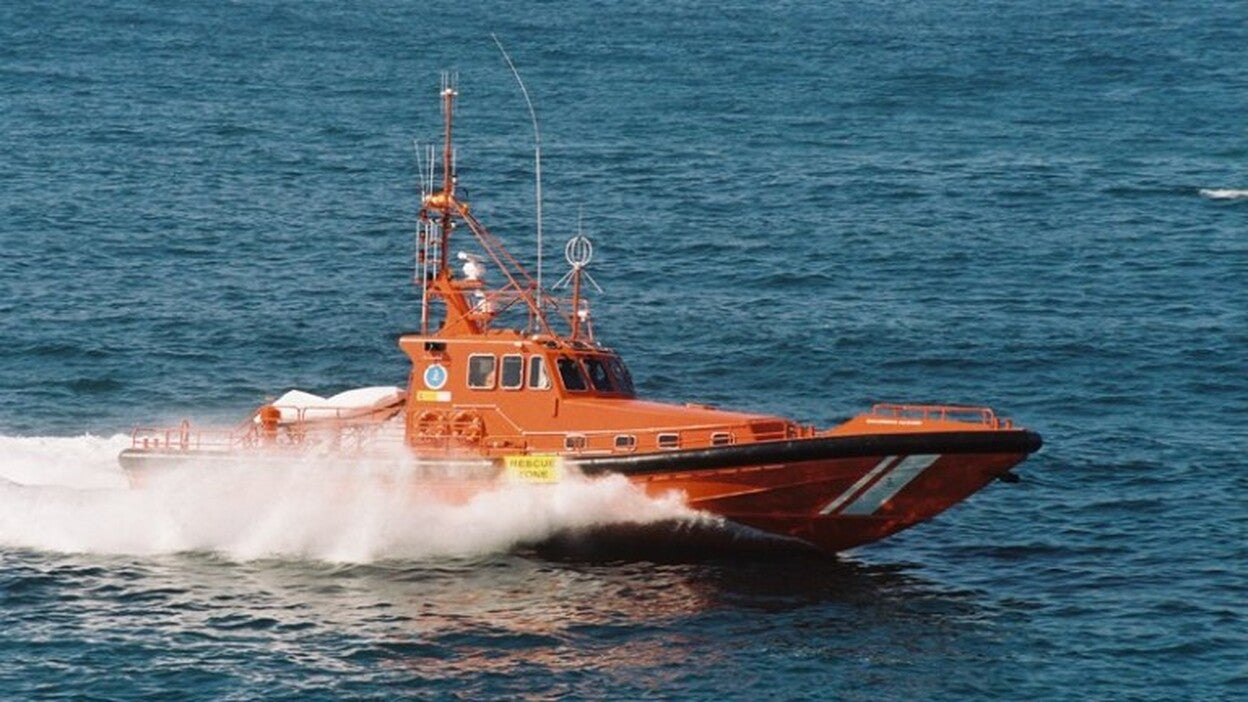 Salvamento rescata a ocho personas tras encallar su barca