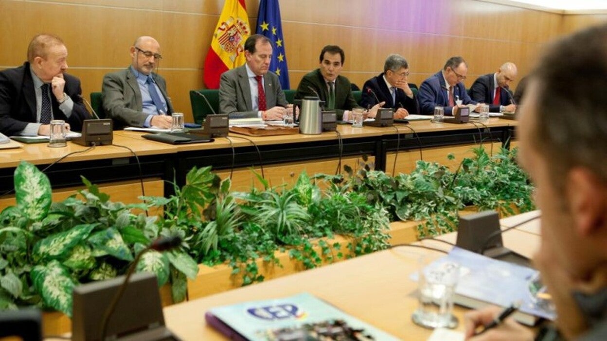 Interior ofrece 1.100 millones para equiparar sueldos de policías y guardia civiles