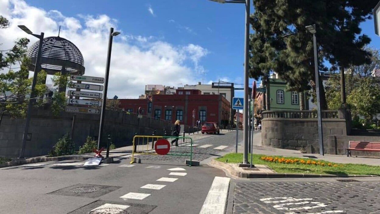 La iglesia de Arucas, acordonada por la alerta