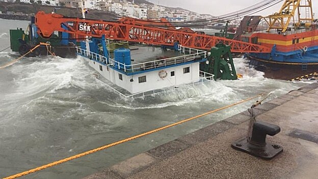 Cuatro gabarras a la deriva en el muelle de Gran Tarajal