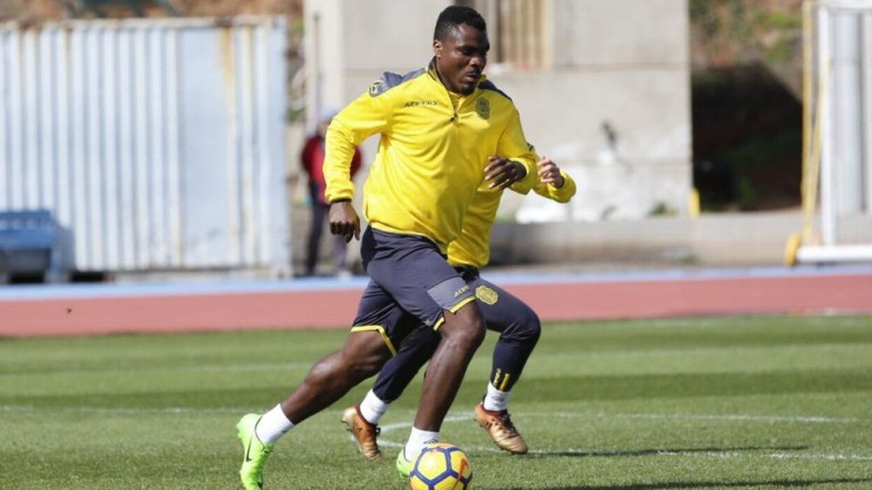 Emenike se incorpora al grupo