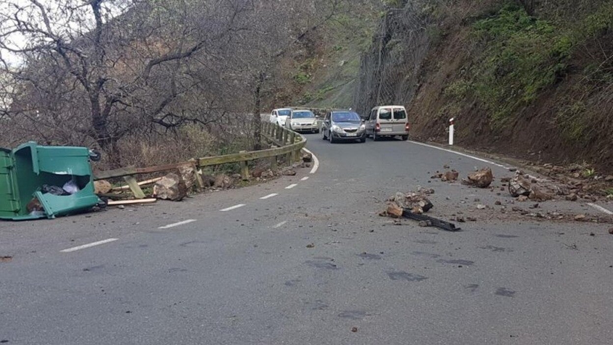Un vehículo afectado por desprendimientos en San Mateo