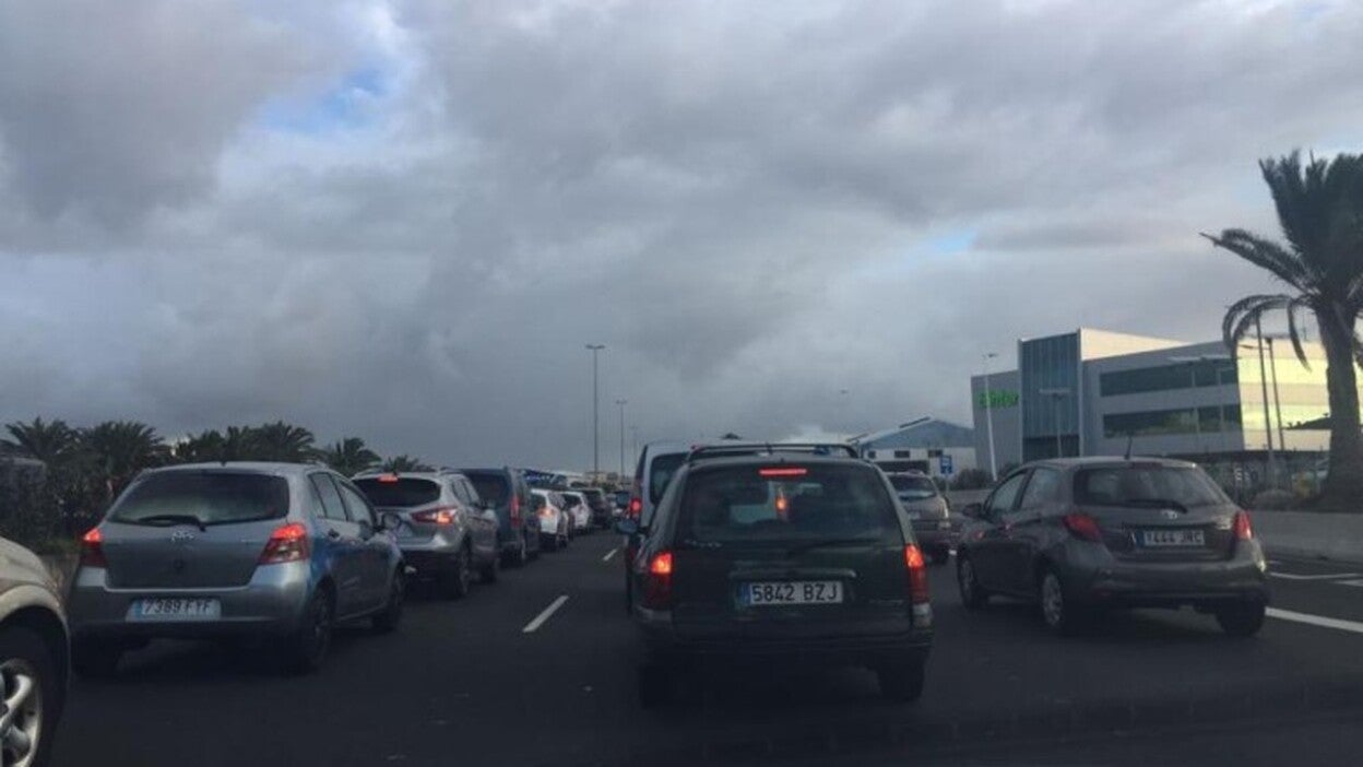 Un accidente leve vuelve a colapsar la GC-1