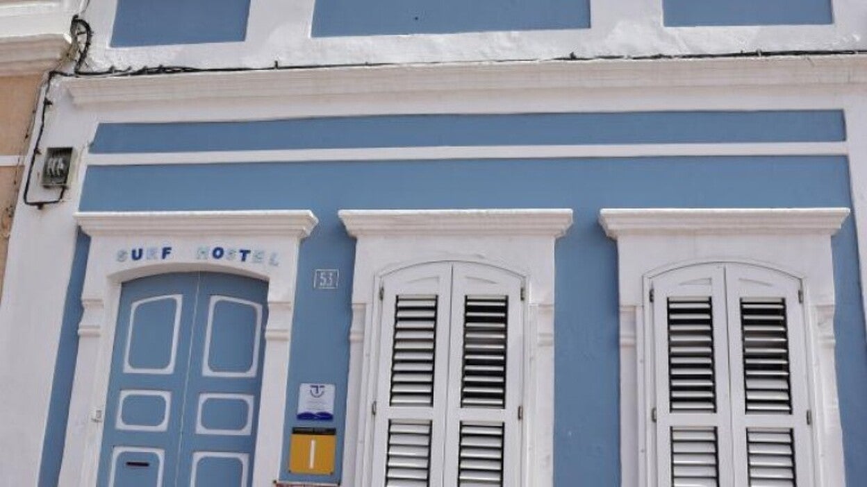 El Ayuntamiento precinta un hostal surfero en Las Canteras