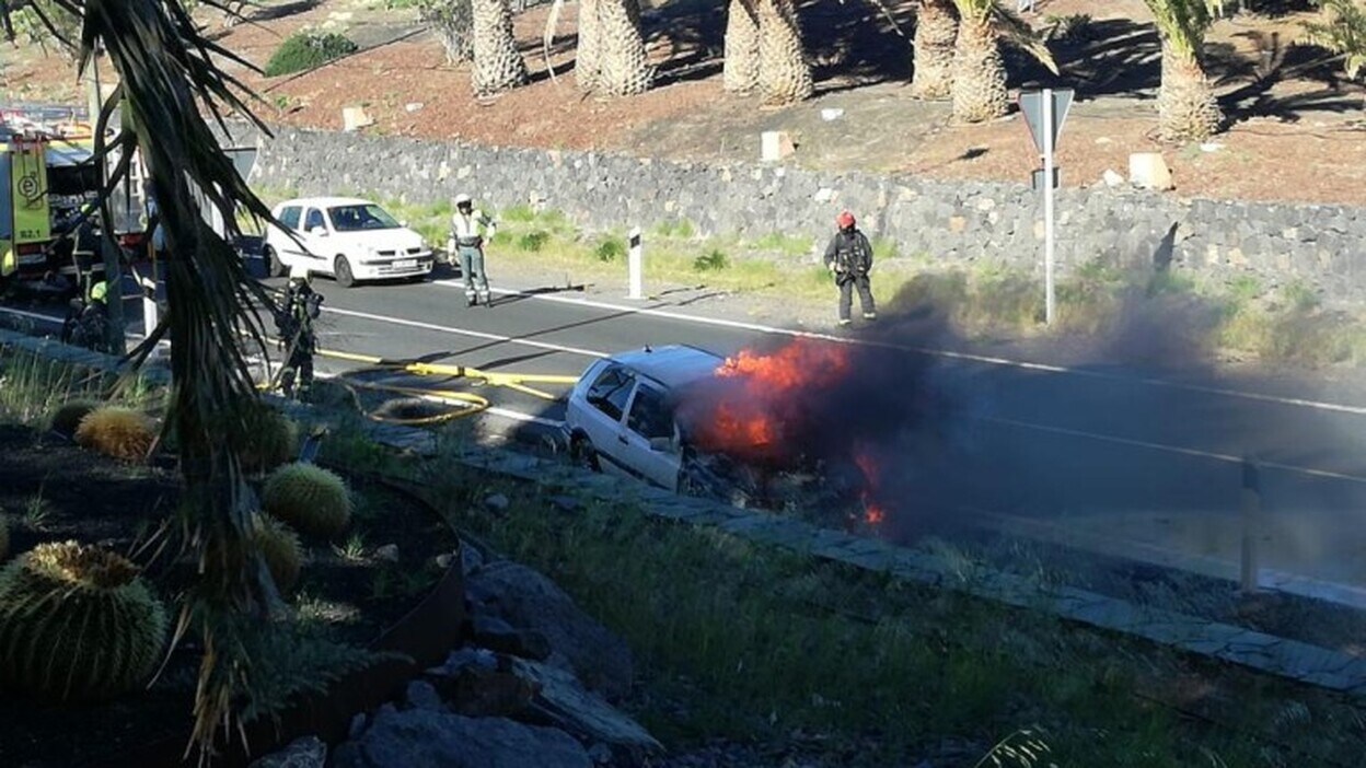 Aparatoso incendio de un vehículo en Carrizal