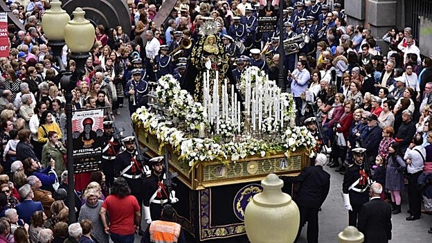 Devoción con la procesión de Los Dolores en Triana