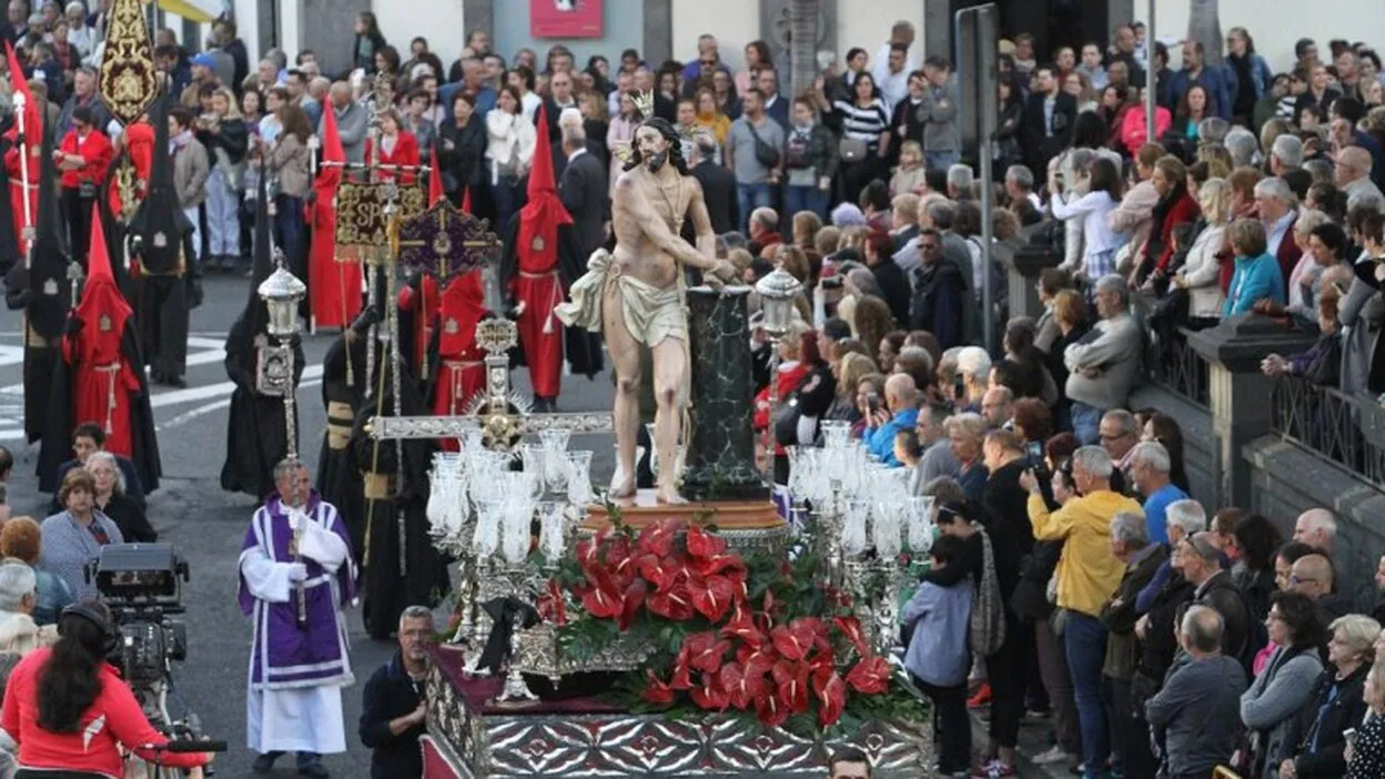 Miles de fieles en la procesión Magna de Vegueta